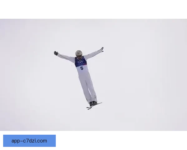 王心迪空中技巧夺冠跪地仰天 王心迪空中技巧夺冠跪地仰天